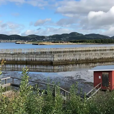 Stille Og Landlig, Men Sentrumsnaer Leilighet *