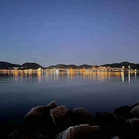 Stille Og Landlig, Men Sentrumsnaer Leilighet *